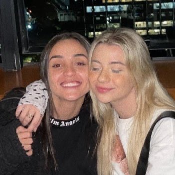 aboutbitan's tweet photo. pq ngm tá falando da babi e da voltan postando foto no dixx delas num joguinho de mãos dadas? maior casal não assumido do brasil 💞 https://t.co/VFiHDKrVbZ