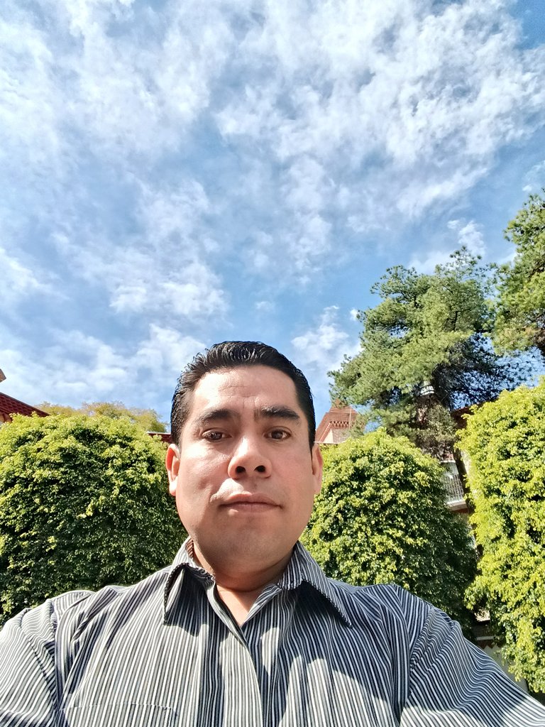 Tienes estrellas en la mirada y galaxias latiendo en el corazón..
Tú universo es exactamente del tamaño que tú alma puede abarcar. Algunos viven en mundos extremadamente pequeños y otr@s habitan mundos de posibilidades infinitas.. Tienes mil razones para agradecer, sonreír y amar