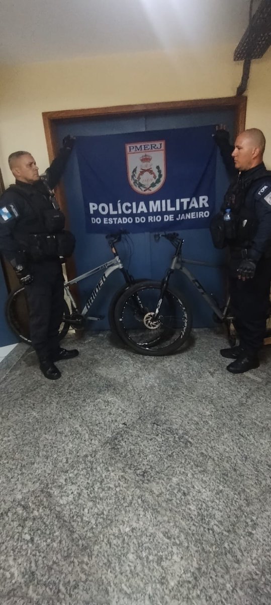 PMERJ's tweet photo. Equipe do #6BPM prendeu em Vila Isabel dois indivíduos por roubo de alianças cometido por quatro pessoas em bicicletas. Na #20DP, a vítima os reconheceu e um simulacro de arma foi apreendido. Os detidos permaneceram presos, e duas bicicletas e o simulacro foram apreendidos. https://t.co/fdcQ2EL01w