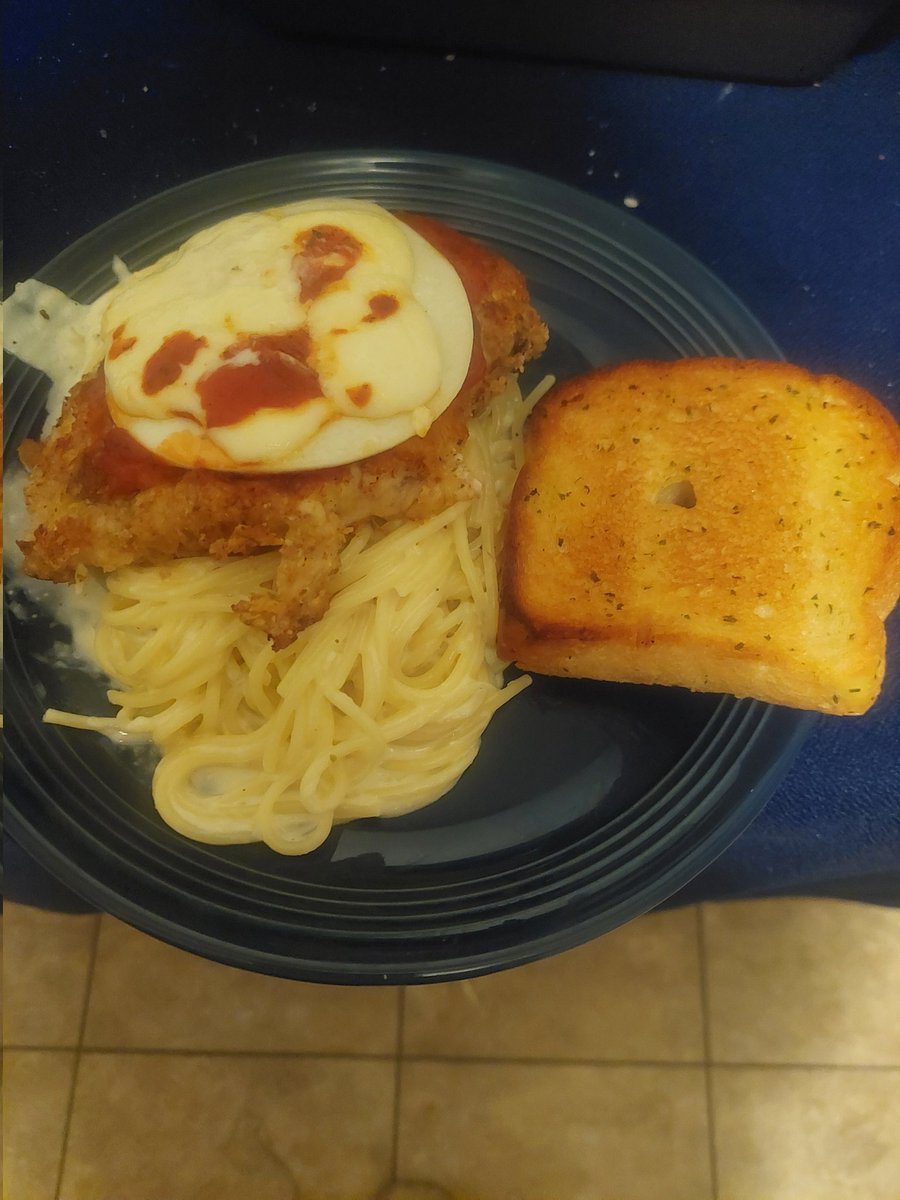 shadowbatash's tweet image. Mom and just finished making chicken parmesan with spaghetti and homemade Alfredo sauce 💕😋