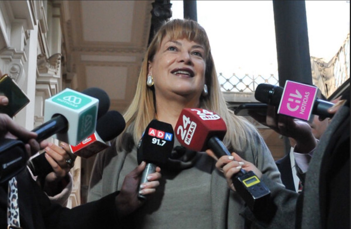 URGENTE: La Fiscalía obtuvo orden de detención del 7º Juzgado de Garantía de Santiago en contra de Ángela Vivanco Martínez.

A esta hora la traslada personal de OS-7 desde su casa en Las Condes hasta las dependencias policiales y mañana será formalizada.-

<a href="/EstaPasando_CL/">Está Pasando</a>