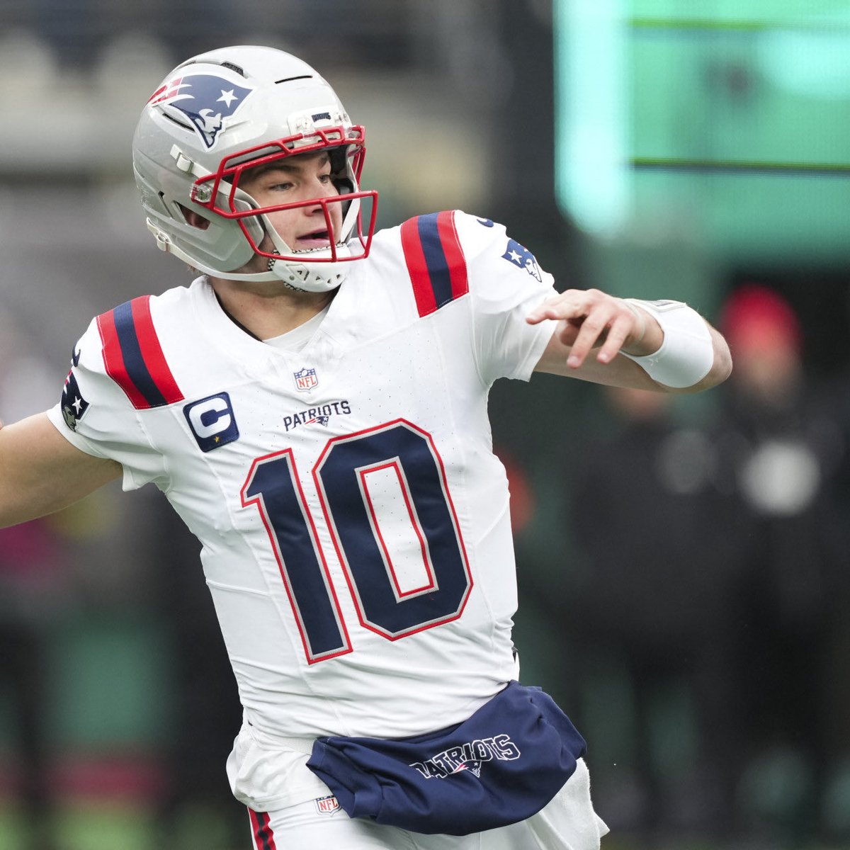 chiefs_outsider's tweet image. Makes you think…

2000 Trent Dilfer: 
590 yds
3 TDs
1 interceptions
33.7% success rate
8.1 Y/A

2025 Drake Maye:

447yds
4 TDs
2 interceptions
34.8% success rate
8.0 Y/A