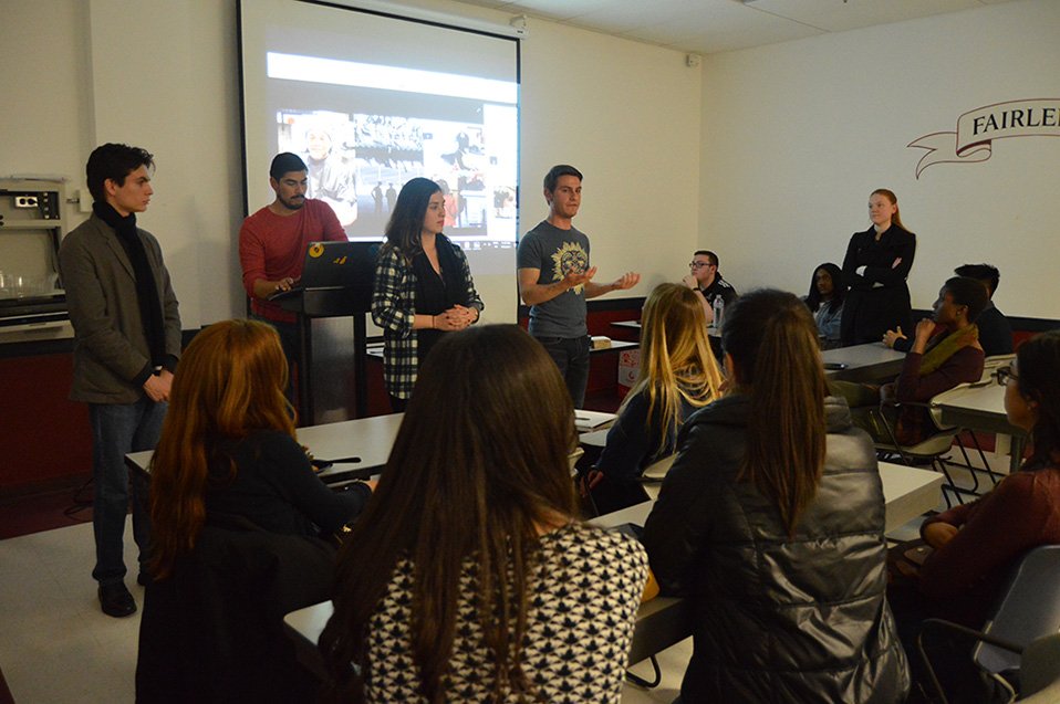 En mis clases de Derecho Constitucional jamás verán alumnos exponiendo. Si fuera rector de la UDG, lo prohibiría.

Es un método didáctico de secundaria inadmisible a nivel Licenciatura. Es delegar la responsabilidad de dar la clase a alumnos que no dominan la materia y que
