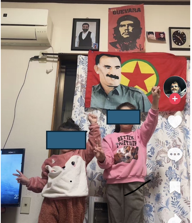 Beklendiği gibi, Saitama'daki Kürtler, Suriye ve Türkiye hükümetlerine saldırmak amacıyla PKK'nın Suriye'deki yenilgisi hakkında yaygara koparmaya başladılar. Bu muhtemelen PKK'nın bir halkla ilişkiler taktiğidir. Kürtler, siyasi hareketlerini yönetmek için çocukları alçakça