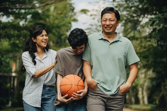 Orkestrasi perasaan-perasaan yg dihadirkan oleh ketiga karakter utama di Esok Tanpa Ibu adalah sebuah kevalidan tentang bagaimana menghadapi tahap demi tahap fase griefing sampai acceptance.

Penampilan terbaik dari Ali Fikry hingga saat ini.