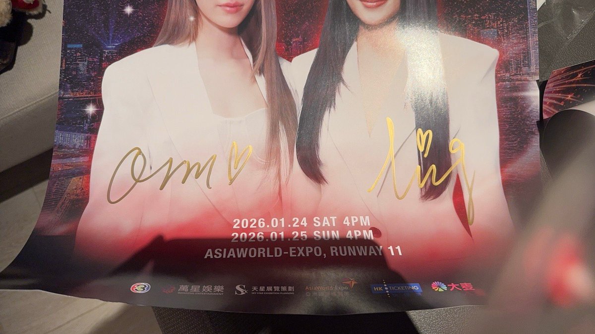 shitpostevd's tweet image. Oh, so many fake signed-poster? So is this on the organizer, or did the artist’s side knowingly let it happen? Either way, this is… interesting 👀
#LingOrmHongKongFMD1
#หลิงออม #LingOrm