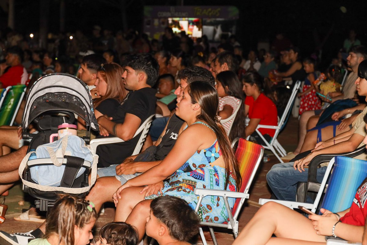 itaipuparaguay's tweet photo. #FinDeVerano
🎬 El cine paraguayo brilló en el Finde de Verano 2026
Este domingo 25 de enero, el público disfrutó de 7 Cajas (2012), el multipremiado thriller de Juan Carlos Maneglia y Tana Schémbori, proyectado al aire libre en la Playa Tacuru Pucu, en la ciudad de Hernandarias.
La velada se vivió con gran entusiasmo, acompañada de pororó y gaseosa.
📌 La cartelera continúa este sábado 31 de enero con la película Los Buscadores (2017), en el Parque Lineal de Ciudad del Este.