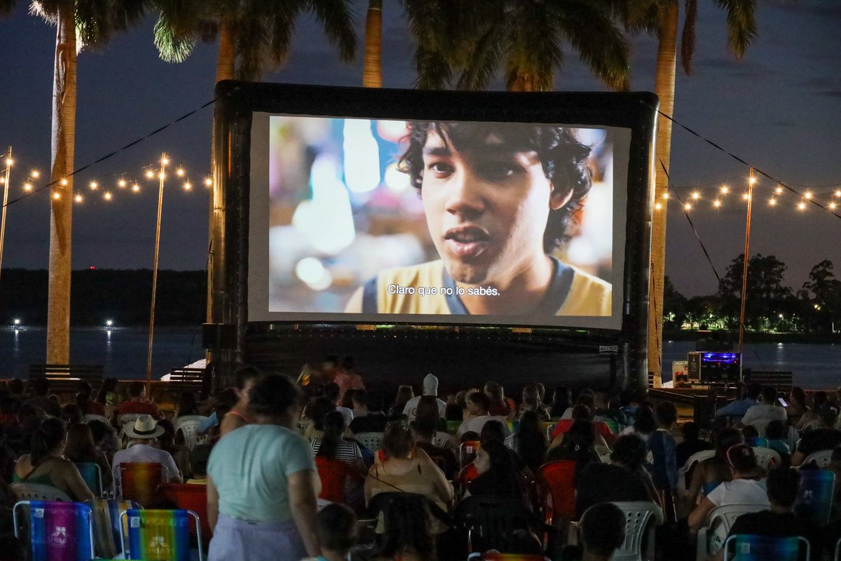 itaipuparaguay's tweet photo. #FinDeVerano
🎬 El cine paraguayo brilló en el Finde de Verano 2026
Este domingo 25 de enero, el público disfrutó de 7 Cajas (2012), el multipremiado thriller de Juan Carlos Maneglia y Tana Schémbori, proyectado al aire libre en la Playa Tacuru Pucu, en la ciudad de Hernandarias.
La velada se vivió con gran entusiasmo, acompañada de pororó y gaseosa.
📌 La cartelera continúa este sábado 31 de enero con la película Los Buscadores (2017), en el Parque Lineal de Ciudad del Este.