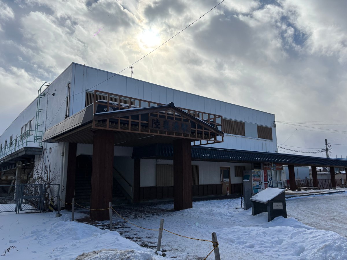 Ematami0's tweet photo. 雪景色はやっぱりエモい。地元の方の雪かき作業を思うと別なエモさとリスペクトがある https://t.co/c6E8FJUu78