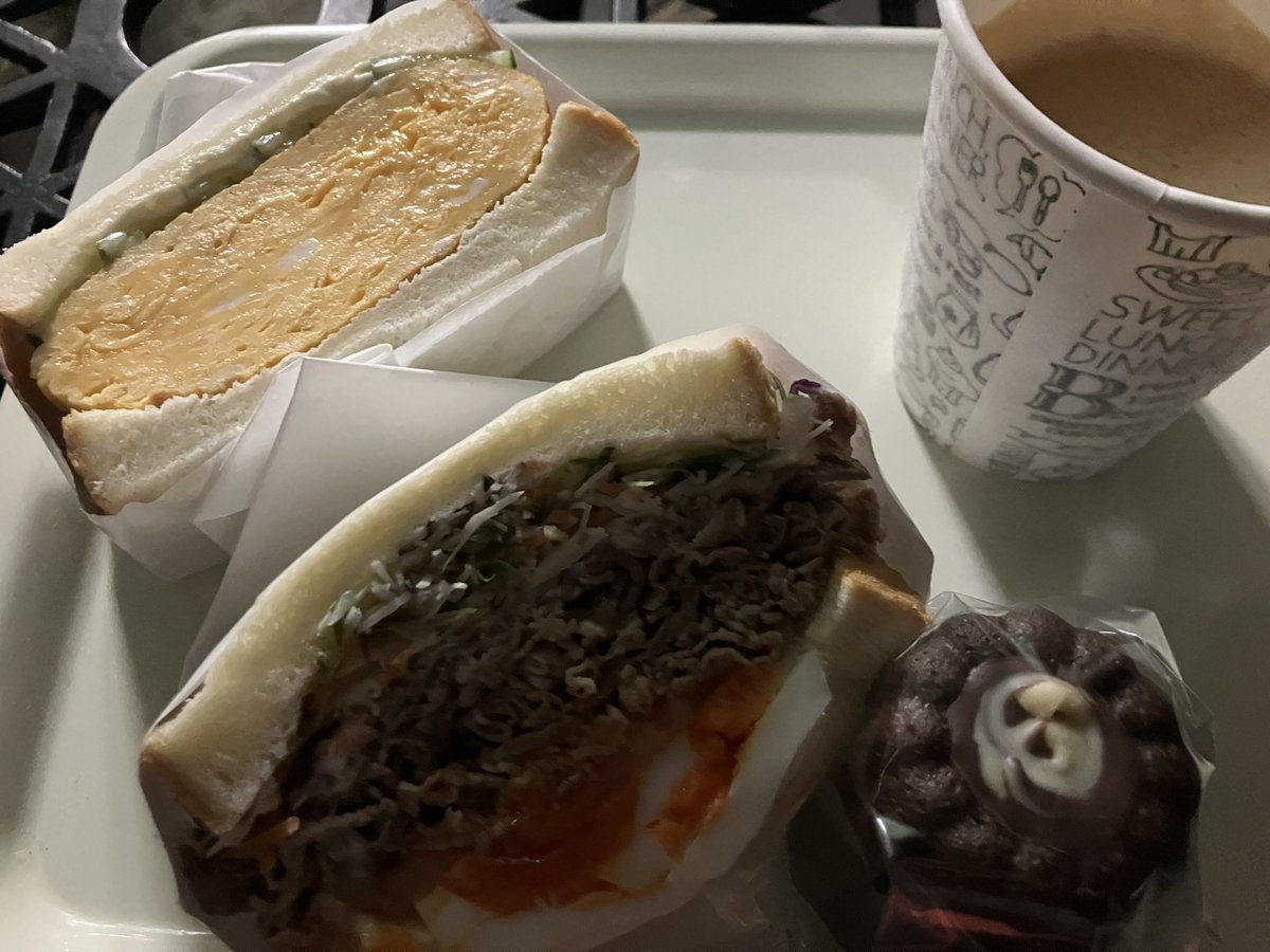 porc0rampante's tweet photo. 雪が舞うなか朝5時からやってるサンドイッチ屋さんからのお洒落カフェへ7時オープンに合わせて行くだけのモーニンググルメライド。
ダブルジップの下が閉まらないのは冬だから😘
#ローズマリー
#FUGLEN https://t.co/sN7I5zNEAZ