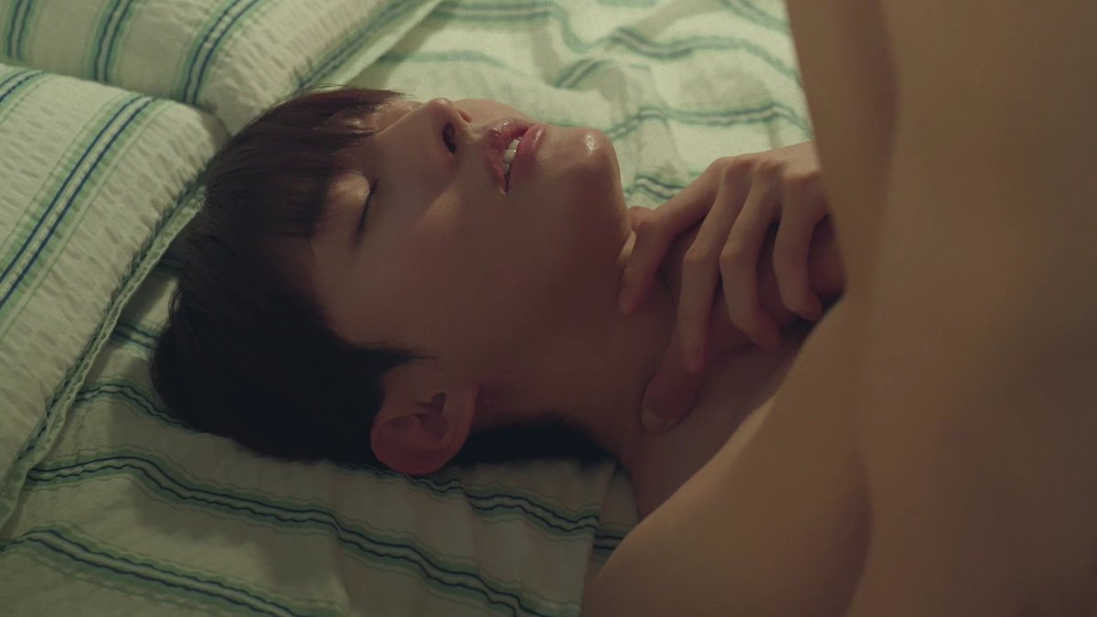 keriasbf's tweet image. casually thinking about the fact that riu’s hands are big enough to cover jisung’s neck so comfortably with just one of them while one of jisung’s hand can barely cover riu’s hand 😵‍💫😵‍💫😵‍💫