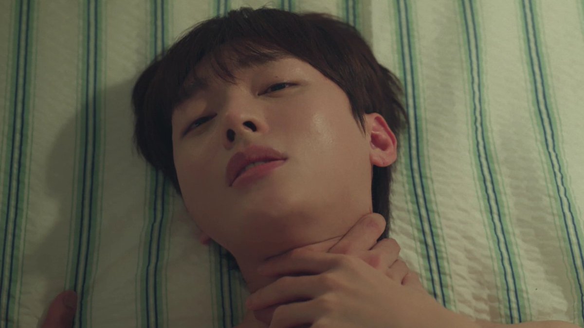 keriasbf's tweet image. casually thinking about the fact that riu’s hands are big enough to cover jisung’s neck so comfortably with just one of them while one of jisung’s hand can barely cover riu’s hand 😵‍💫😵‍💫😵‍💫