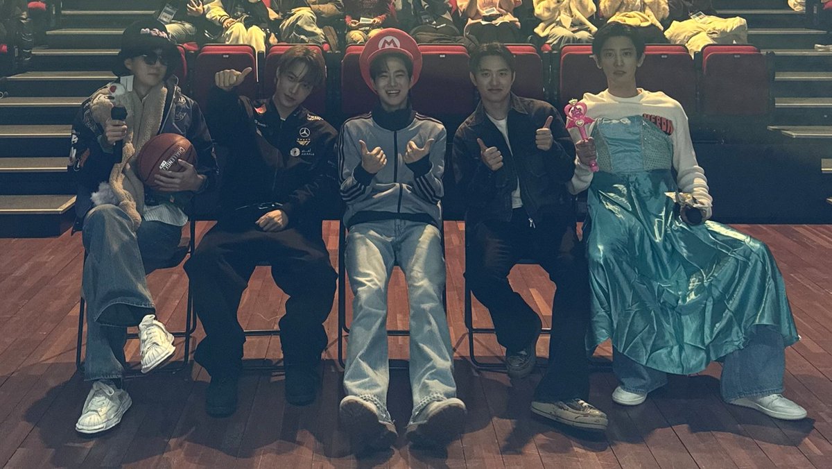 no_loey_no_life's tweet photo. Princess Yeollie manspreading 😭😭 https://t.co/CAj2dbfD73