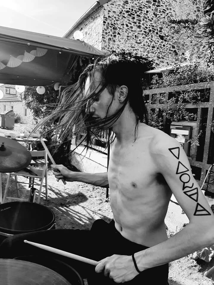 LPBShadow's tweet photo. @FuriiSuta @BaPtiste_Paris Batteur pour ma part 🥁
Mes salutation au conjoint Guitariste 🎸🫡🤘🤝 https://t.co/X5D0x7UHQC