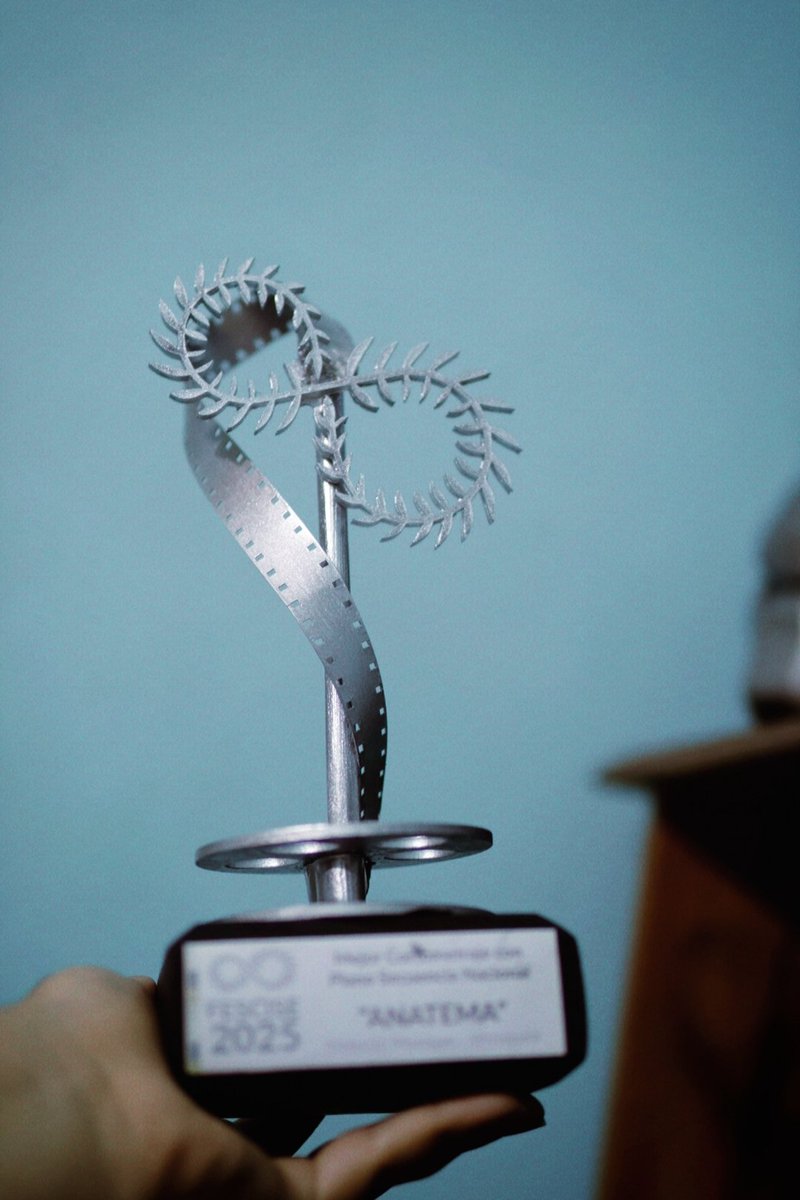 El año pasado no cree contenido ni tuve presencia en redes sociales. 

Me sentía tan mal, que perdí de vista las otras cosas que logré. Aquí quiero recordarme que las cosas que suceden fuera de RRSS también tienen valor.

+ Dirigí (por primera vez) un corto: Anatema 🧵👇🏼