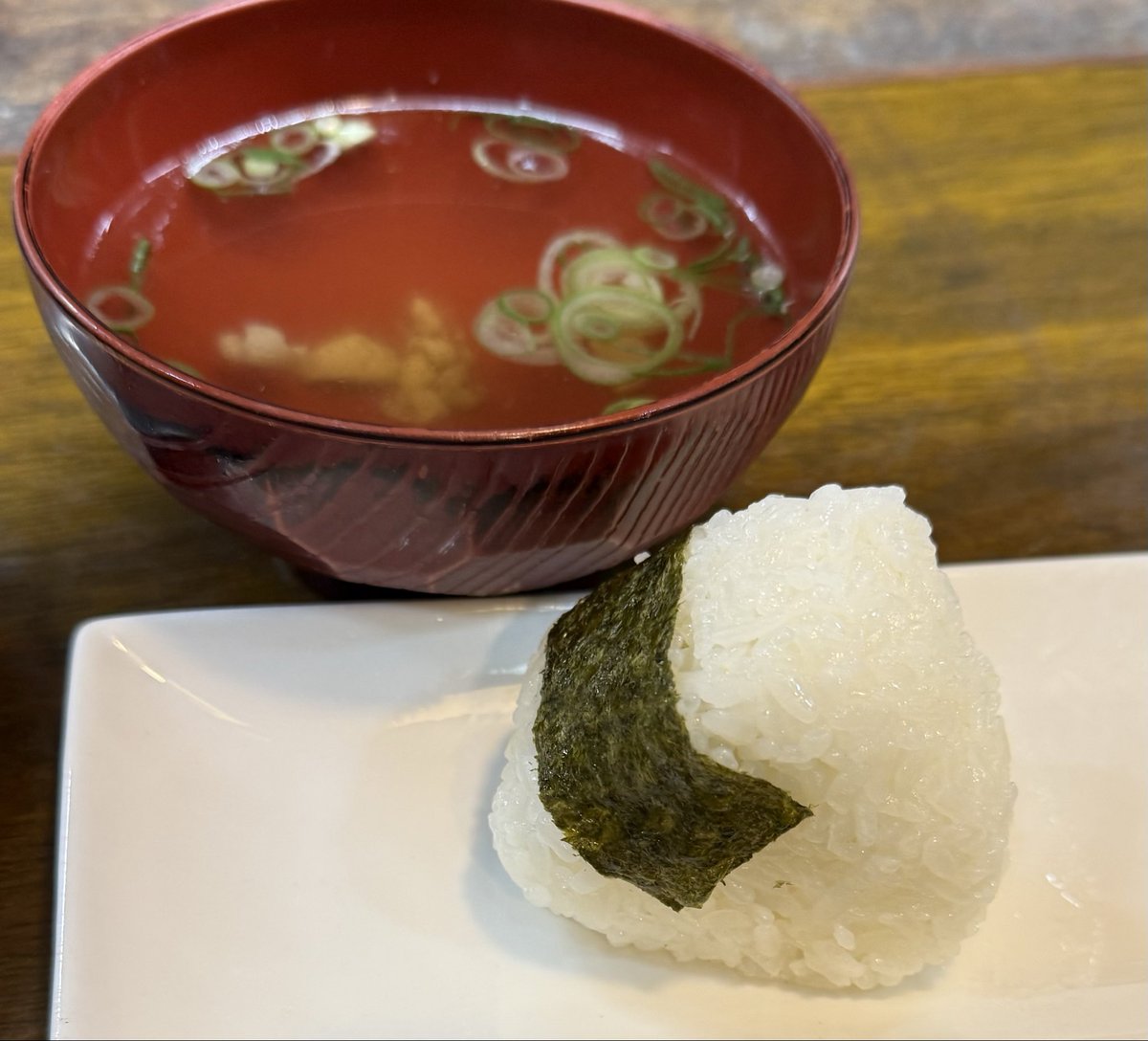 ファンミの後、車を走らせ
骨付き鶏の「味鶴」さんへ
香川の名物骨付き鶏、親鳥と若鳥
皮がパリパリ！若鳥はお肉がジューシー
親鳥はハサミが入ってるなんとも旨みがありびっくりレベルの美味しさ
鶏から出た美味しい油におにぎりとキャベツを付けて食べる
うま〜‼︎‼︎味鶴さん最高‼︎