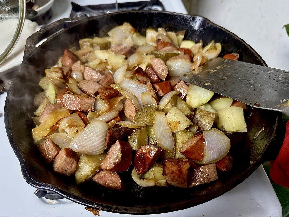 BenstksC's tweet photo. Tonight’s #WinterStorm Dinner: Fried Potatoes & Onions with Smoked Sausage, made in my @LodgeCastIron 12” Cast Iron Skillet.
#CastIronCooking #Foodie #CastIronCooking #NativeAmericanCook #CastIronSkillet https://t.co/wqjvRjbIwR