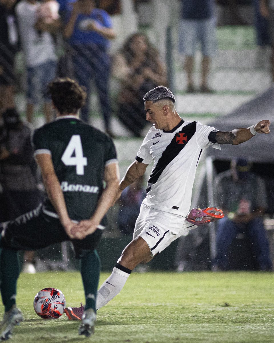 VascodaGama's tweet photo. Mais uma sequência dessa na noite: chute + comemoração do gol de Puma Rodríguez 🤩🇺🇾💢

#BOAxVAS
#Carioca2026 

📸 Matheus Lima | #VascoDaGama https://t.co/PDla6NED99