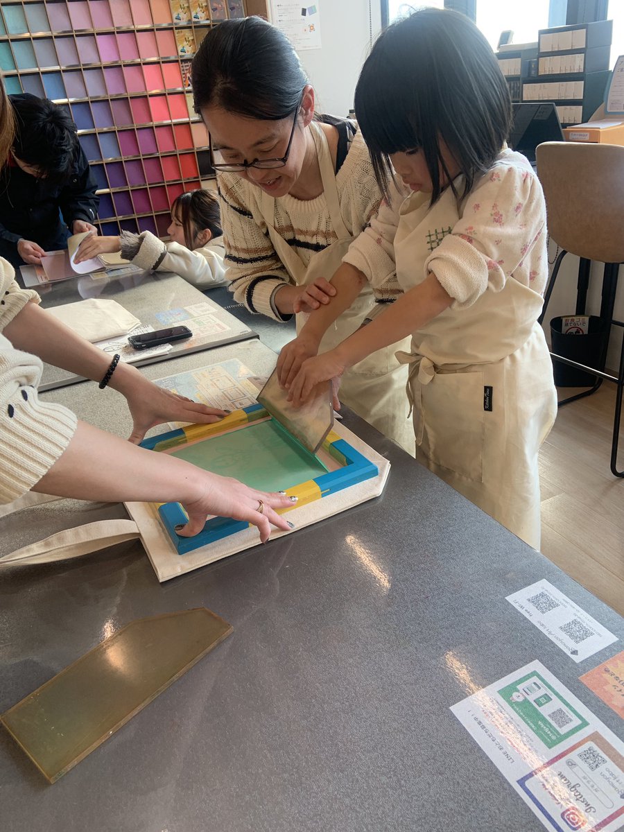 新人スタッフのクレヨン🖍️です

先週の土曜日にかわいい7歳の女の子が来てくれました♡
自分で書いた絵をトートバッグに刷りました☺️絵もとっても上手でスタッフも終始癒されました🥺✨ 
小さいお子さんでも刷れるのもシルクスクリーンの魅力です♡
また体験しに来てね！

本日も元気にOPENです！