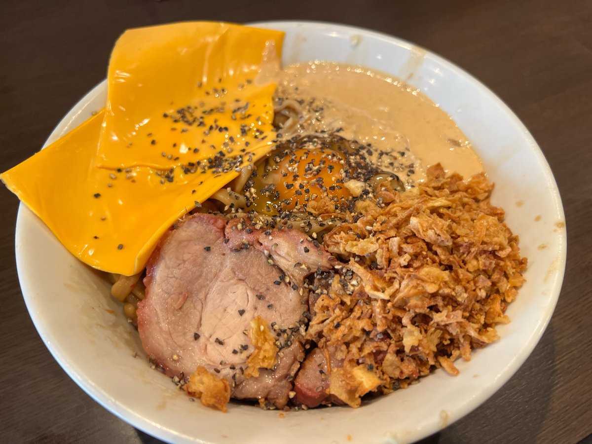 おはようございます！
1/26（月）本日定休日です！

昨日の賄いは
汁なしを野菜抜きにして
禁断カルボ、フライドオニオン、チーズを
トッピングしてみました！

明日の営業でも
禁断カルボ、ちょっとだけ出せそうです😎

見ての通り美味いやつです！お試しあれ！