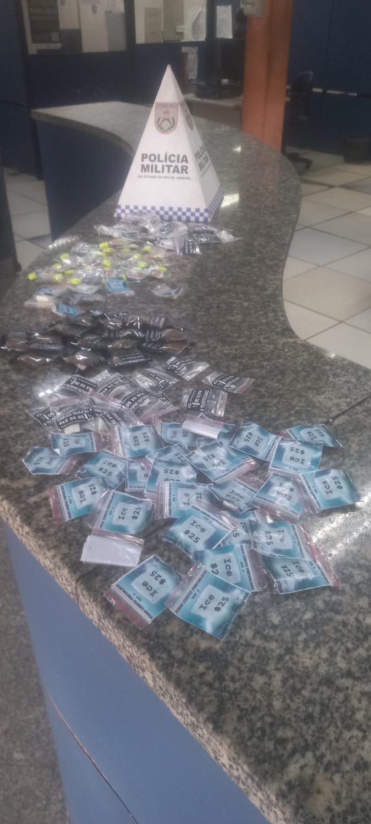PMERJ's tweet photo. Policiais do #22BPM, em ação conjunta com o #BairroPresente Bonsucesso, abordaram dois indivíduos em uma motocicleta suspeita. Foram apreendidos farto material entorpecente e um celular com alerta de roubo/furto. Os detidos e os materiais foram conduzidos à #21DP. https://t.co/XdleReS2jr