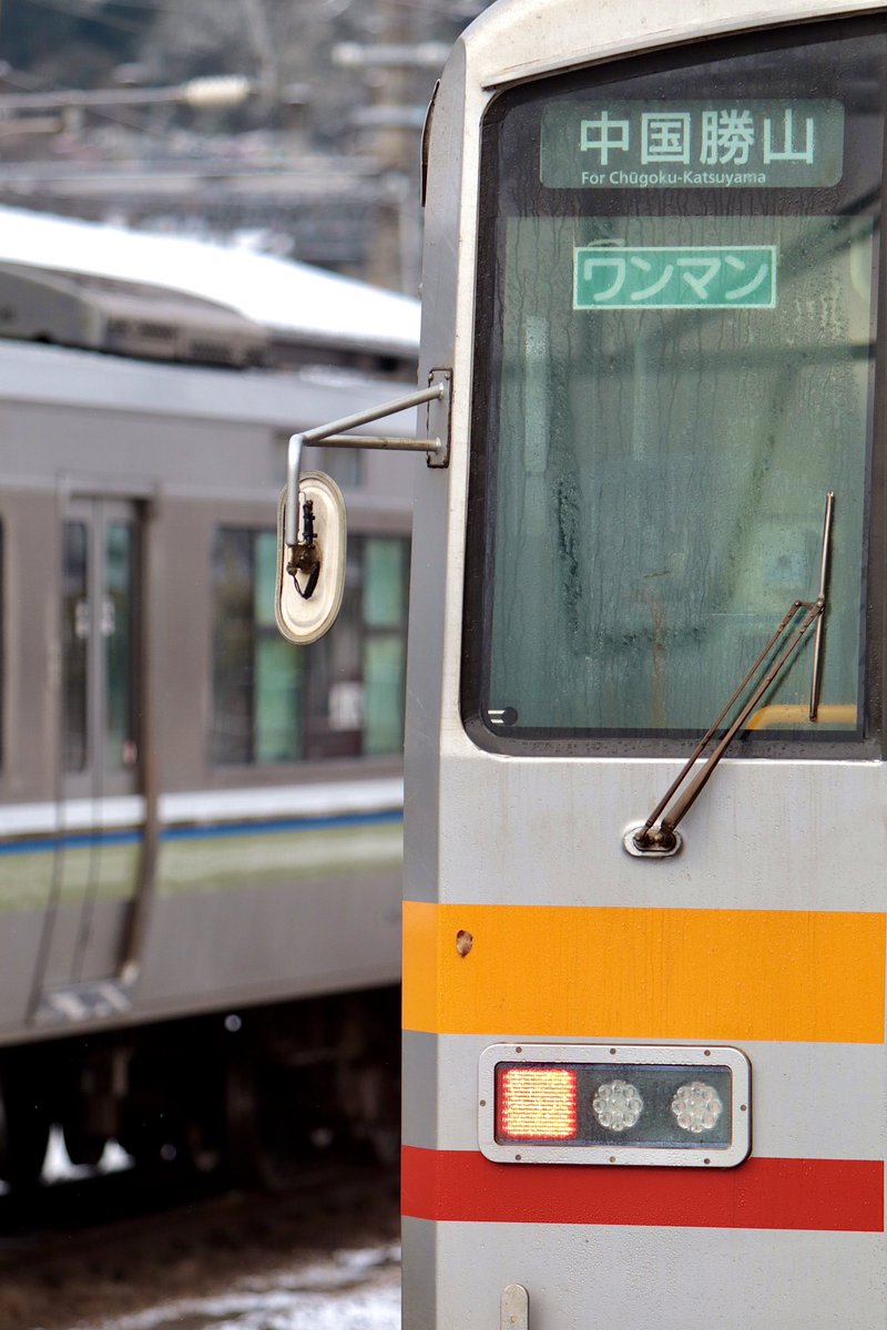 Nekotsuki_Y's tweet photo. 1/26　回9873M(後藤入場回送)
223系 V14編成
新見駅 4番線

たまたま休みだったので新見まで…
同業者の方々お疲れ様でした。 https://t.co/aWPddRrivn