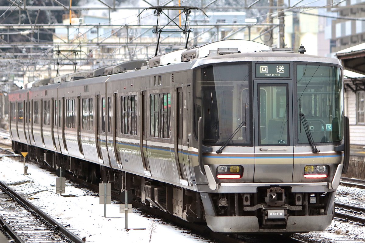 Nekotsuki_Y's tweet photo. 1/26　回9873M(後藤入場回送)
223系 V14編成
新見駅 4番線

たまたま休みだったので新見まで…
同業者の方々お疲れ様でした。 https://t.co/aWPddRrivn