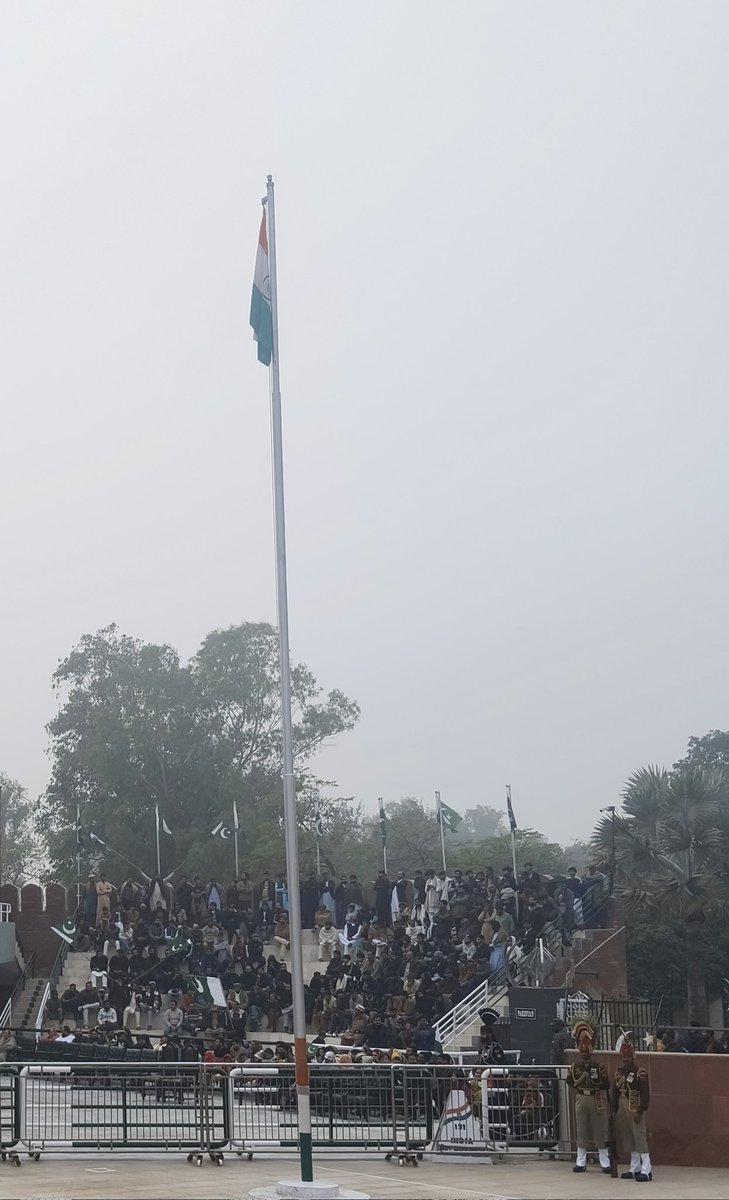 सभी भाई बहनों को 77 वें गणतंत्र दिवस की शुभकामनाएं
आज ही के दिन 26 जनवरी 1950 को भारत का संविधान लागू हुआ था 
जो देश के नागरिकों के अधिकारोंऔर जनता की सरकारका घोषणा पत्र है।
आज ही के दिन अपना देश पूर्ण रूप से संप्रभु  और लोकतांत्रिक गणराज्य के रूप में स्थापित हुआ 
आज का दिन उन