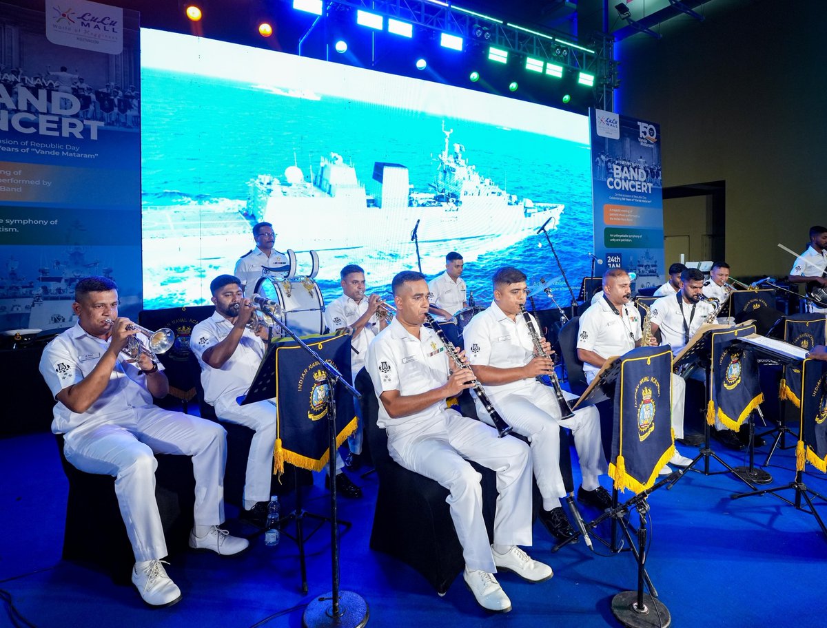 IN_NavalAcademy's tweet image. Echoes of Pride and Honour⚓

Patriotic melodies echoed through Lulu Mall, #Kozhikode, as the #IN Band enthralled the crowd with a powerful tribute celebrating 150 years of Vande Mataram, featuring a stirring repertoire of martial tunes and patriotic compositions.