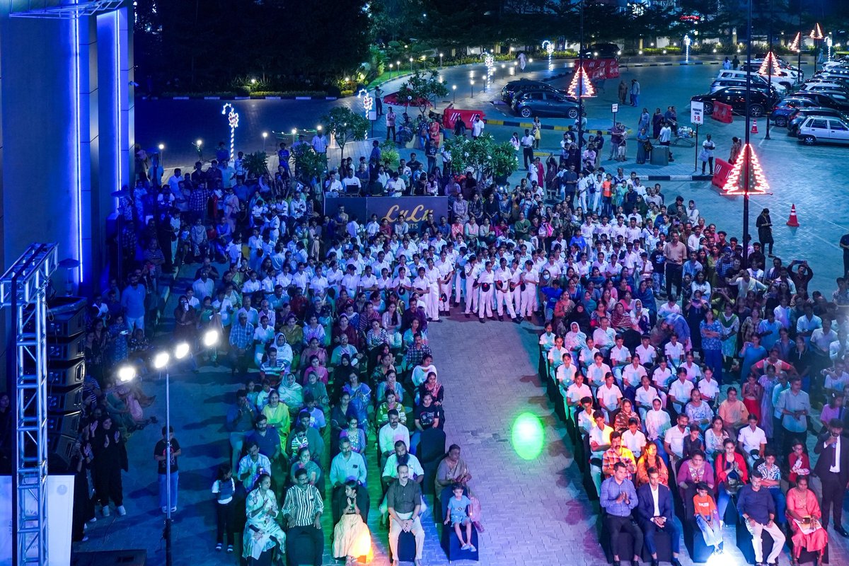 IN_NavalAcademy's tweet image. Echoes of Pride and Honour⚓

Patriotic melodies echoed through Lulu Mall, #Kozhikode, as the #IN Band enthralled the crowd with a powerful tribute celebrating 150 years of Vande Mataram, featuring a stirring repertoire of martial tunes and patriotic compositions.