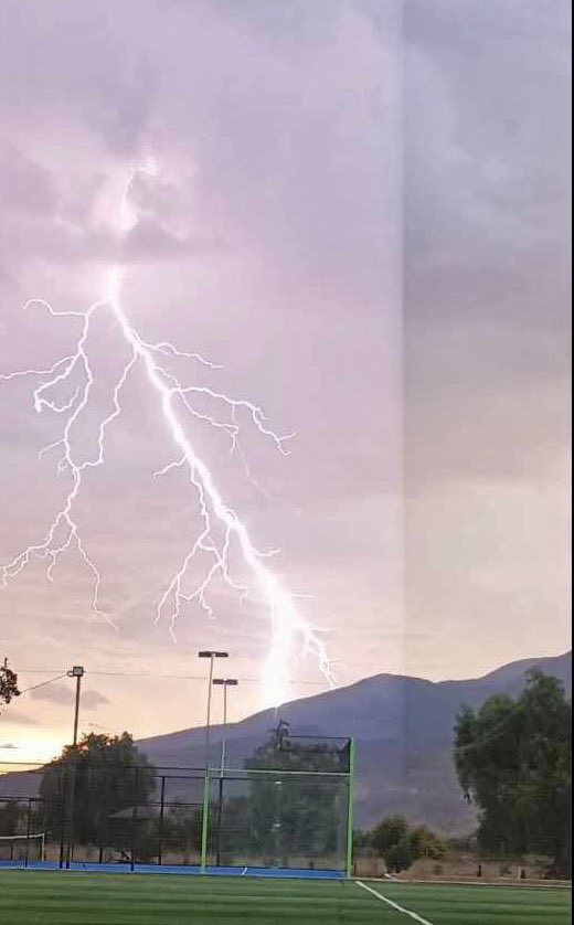 ⚡️ Un rayo cayendo en el sector de Chincolco.
La naturaleza recordándonos lo poderosa que puede ser. Respeto y precaución.