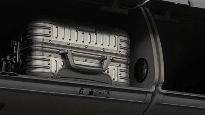 nemaguce's tweet image. jikook au       .      airlines

jeon carrega uma fama de piloto arrogante, já park é um comissário de bordo dócil e falante. eles se conhecem num voo, não simpatizam e forçam a manter distância. o problema é que jimin passa a ficar onde não devia: sempre na atenção do piloto.