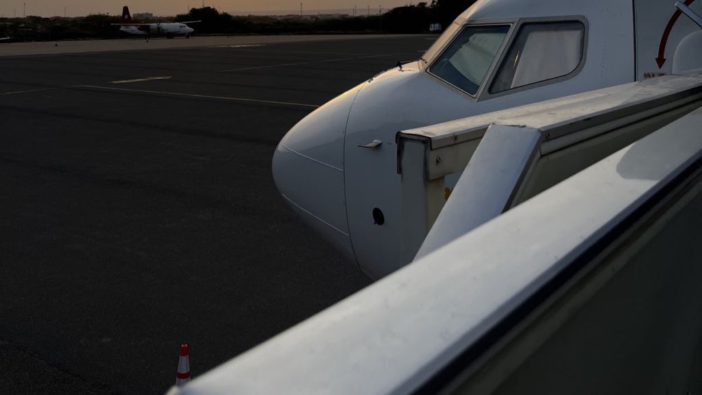 nemaguce's tweet image. jikook au       .      airlines

jeon carrega uma fama de piloto arrogante, já park é um comissário de bordo dócil e falante. eles se conhecem num voo, não simpatizam e forçam a manter distância. o problema é que jimin passa a ficar onde não devia: sempre na atenção do piloto.