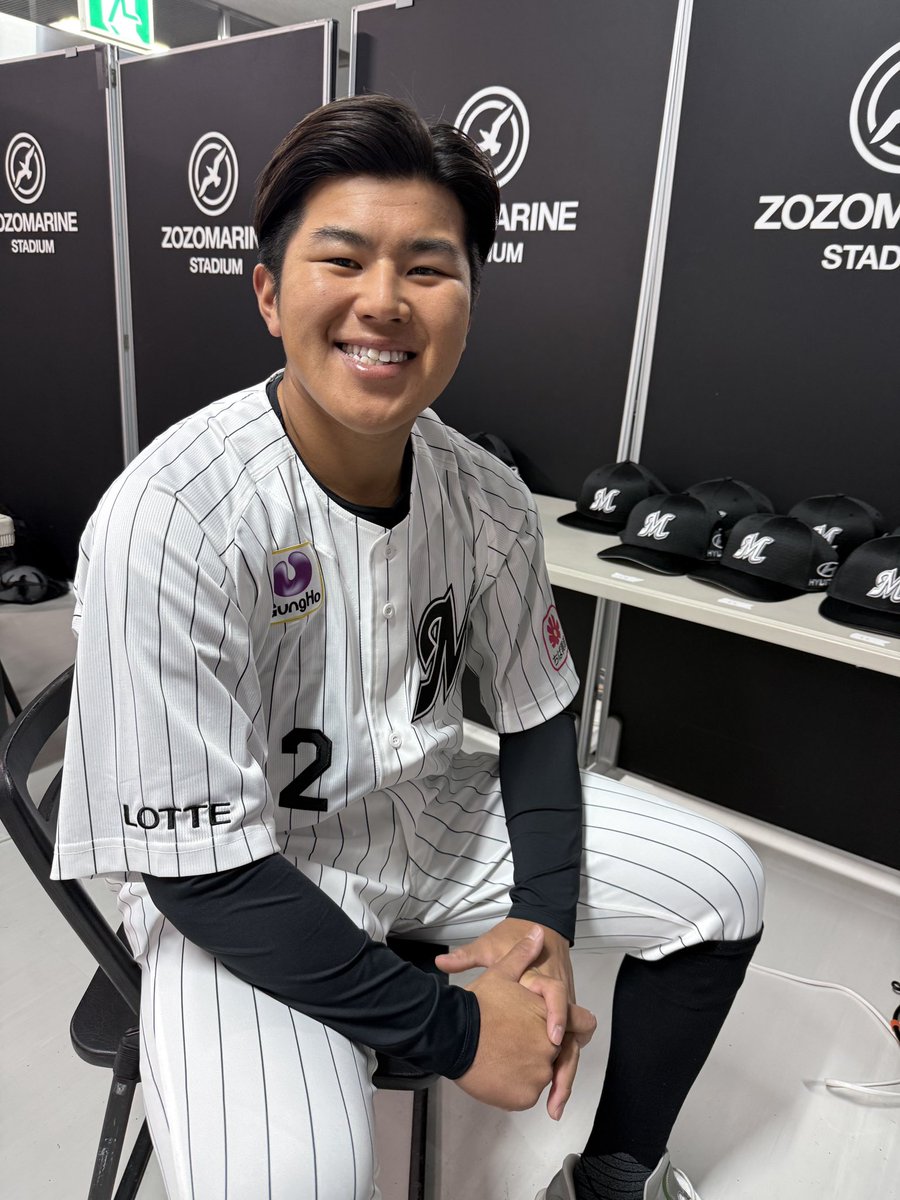 ZOZOマリンで撮影に臨む #松川虎生 選手。 今日も笑顔が眩しいです