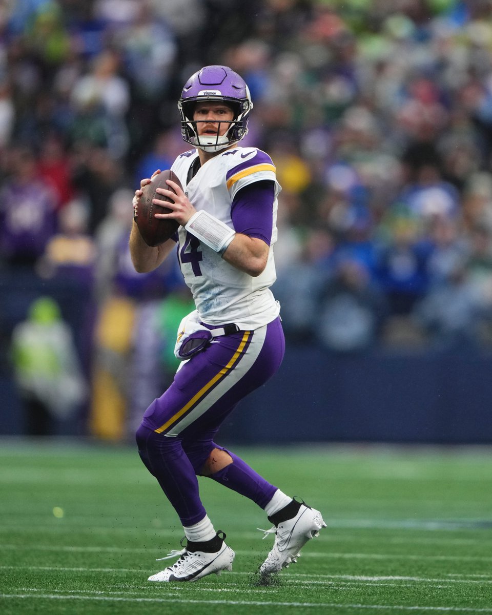 BleacherReport's tweet image. Yes the Vikings really let Sam Darnold go...