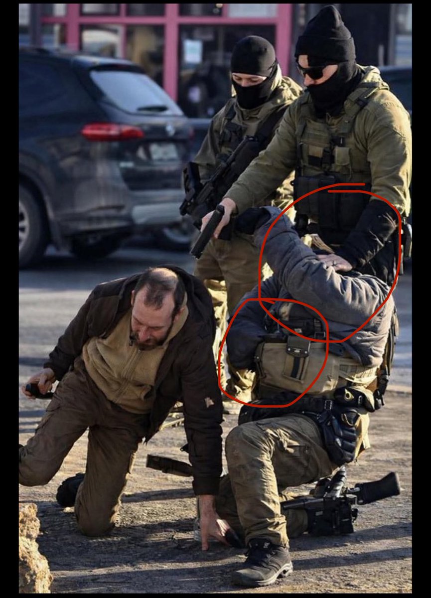 koda_wakako's tweet image. 米国のトランプ支持者がAlex Pretti氏が拳銃を手にしているAI写真を「これが携帯電話に見えるか？」と拡散している。便乗拡散する日本人もいるかと思うので。AI写真は捜査官の頭が無いｗだからアレックス氏だけをカットしている。AIと本物を載せて置く