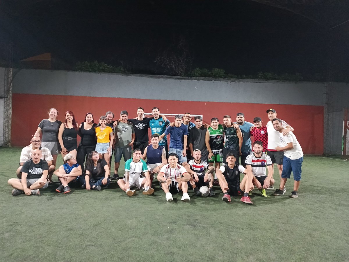 VaneRamos1402's tweet image. Una juntada más de fútbol, truco, asado y mucho compañerismo que es lo que más nos gusta . @CarlosPerezSEC @BuffonePablo @gabyfranch77 @DanielOveja sindicato de empleados de comercio 💙