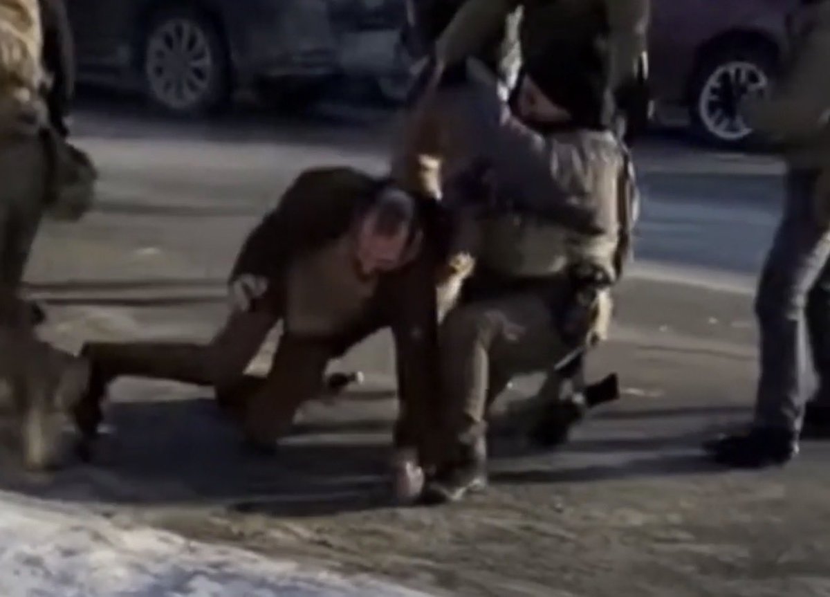 koda_wakako's tweet image. 米国のトランプ支持者がAlex Pretti氏が拳銃を手にしているAI写真を「これが携帯電話に見えるか？」と拡散している。便乗拡散する日本人もいるかと思うので。AI写真は捜査官の頭が無いｗだからアレックス氏だけをカットしている。AIと本物を載せて置く