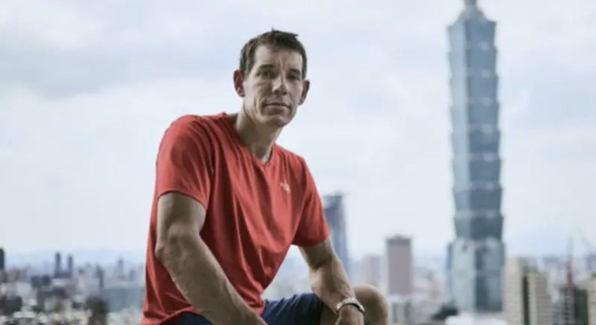 看到 Alex 徒手爬 101 的那天，我腦中第一個浮出的不是「他多猛」。
而是——我們每個人的第一反應。

很多華人、很多亞洲人的直覺都一樣：
「他如果失敗怎麼辦？」
「太危險了吧？」
「怎麼會有人同意？」

我們不是愛唱衰。
我們只是太習慣先把最壞的情況想一遍，