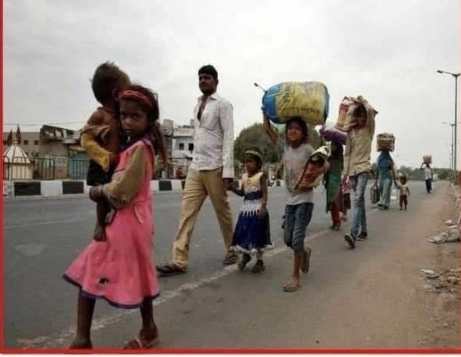 kk0000000000's tweet photo. 26 जनवरी गणतंत्र दिवस
भारत कभी मजदूरों किसानों के लिए स्वतंत्र हुआ?  
अंग्रेज़ पूंजीपति, ज़मींदारों के हाथ से भारतीय पूंजीपतियों के हाथ में सत्ता हस्तांतरण; कांग्रेसी कंधों पर चढ़ हमारे सिर पर भाजपाई फासीवाद।
मजदूरों किसानों की सत्ता स्थापित नहीं तो हर स्वतंत्रता फर्जी है
#इंकलाब https://t.co/IKlcMmabpO
