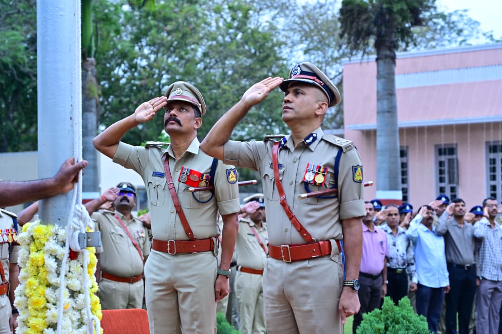77ನೇ ಗಣರಾಜ್ಯೋತ್ಸವ ದಿನದ ಅಂಗವಾಗಿ ಇಂದು ದಕ್ಷಿಣ ವಲಯ ಐಜಿಪಿ ರವರಾದ ಮಾನ್ಯ ಶ್ರೀ ಡಾ. ಎಂ ಬಿ ಬೋರಲಿಂಗಯ್ಯ ಐಪಿಎಸ್  ರವರು ಜಿಲ್ಲಾ ಪೊಲೀಸ್ ಕಚೇರಿ ಆವರಣದಲ್ಲಿ ಧ್ವಜಾರೋಹಣ ವನ್ನು ಮಾಡಿ ಗಣರಾಜ್ಯೋತ್ಸವದ ಶುಭಾಶಯಗಳನ್ನು ತಿಳಿಸಿದರು.