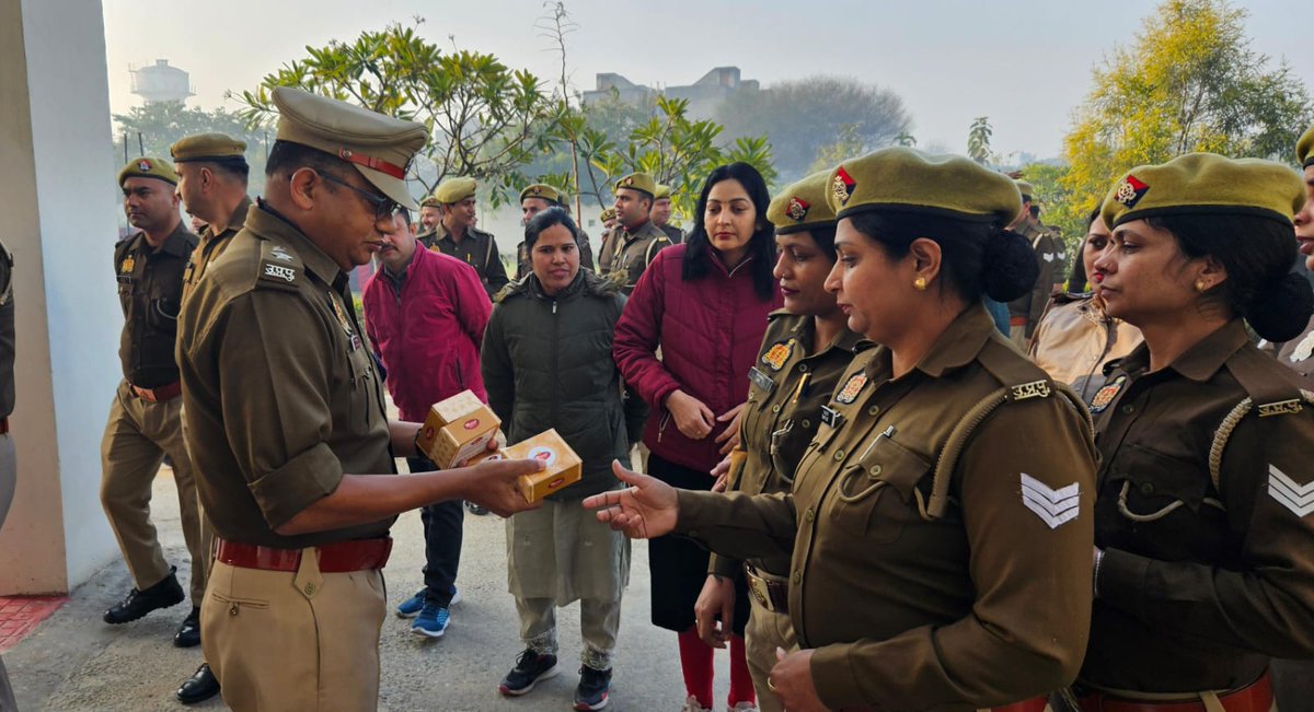 77वें #गणतंत्र_दिवस_2026 के शुभ अवसर पर अपर पुलिस अधीक्षक हापुड़ द्वारा पुलिस कार्यालय पर ध्वजारोहण किया गया तथा उपस्थित अधिकारियों/कर्मचारियों को कर्तव्यपरायणता, देश की अखण्डता एवं सत्यनिष्ठा की शपथ दिलायी गयी एवं पुलिस कर्मियों को मिष्ठान वितरित किया गया।
.<a href="/Uppolice/">UP POLICE</a>