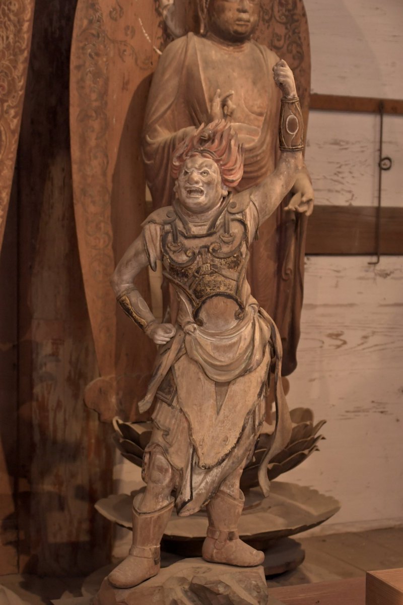 本年は午年ということで当山の#重要文化財 の#十二神将 の#午神『末儞羅大将』(まじらたいしょう)でございます。
鎌倉時代のお像ですが、足元をご覧ください。なんとブーツのような履いておられます。
鎌倉時代にこの様な靴が存在していたのかはわかりませんが現代に通ずるものを感じさせてくれます。