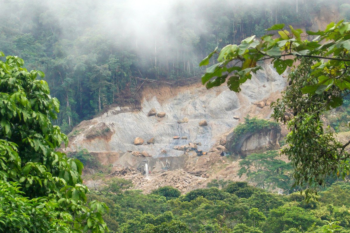 <a href="/NoNegligencia/">Más allá de los cuentos</a> Hasta ahora la mejor foto de Claude de ese viaje es esta, si la amplían pueden observar cómo las excavadoras de los mineros ilegales escalan la montaña siguiendo el cause del río Zapallo en Talag, cantón Tena en Napo. Ya arrasaron con las orillas, ahora siguen las vetas río