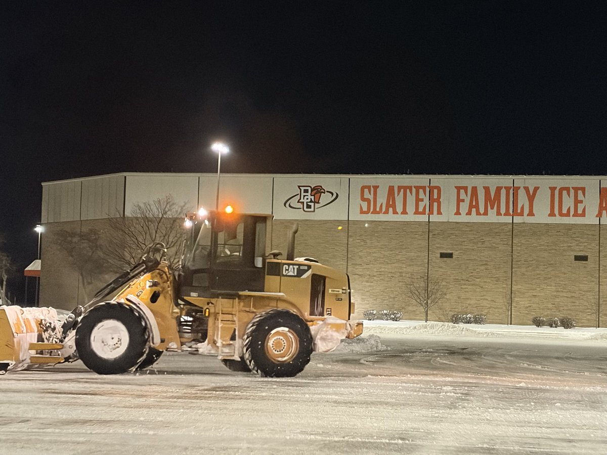 EricHeilmeier's tweet photo. The snow has finally slowed! ❄️
The @bgsu Grounds team has been on campus since 5 a.m. (1/25) and will continue working around the clock on a rotation to keep campus safe and ready. 

#BGSU #FalconProud #snow https://t.co/TnlSgYL5KA