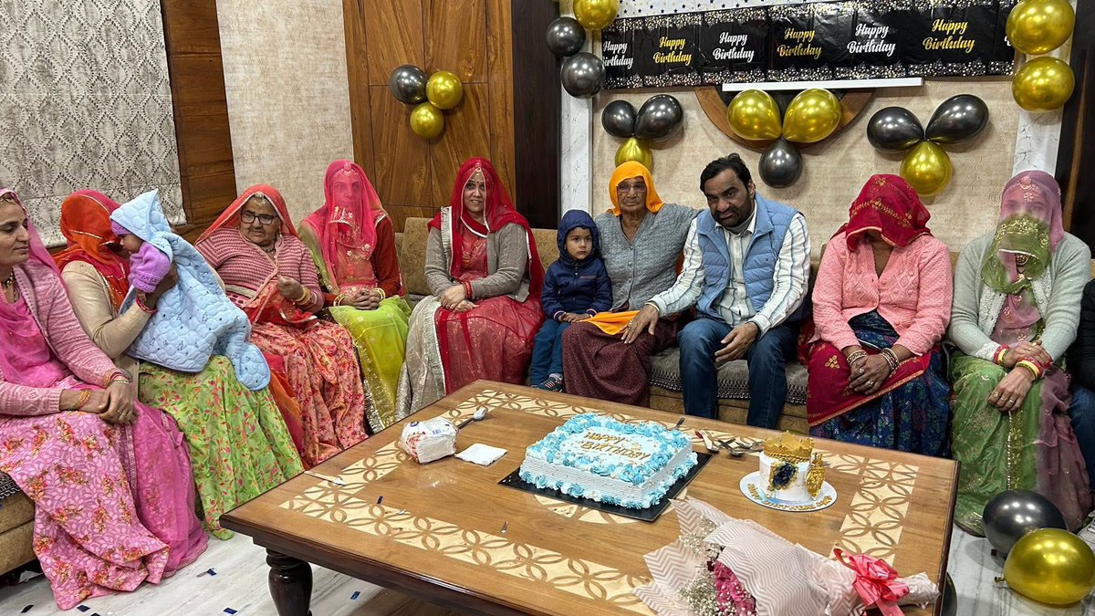 परिवार ❤️

राजनीति में ऐसी तस्वीरे आज के दौर में कम ही देखने को मिलती है। 
<a href="/hanumanbeniwal/">HANUMAN BENIWAL</a>