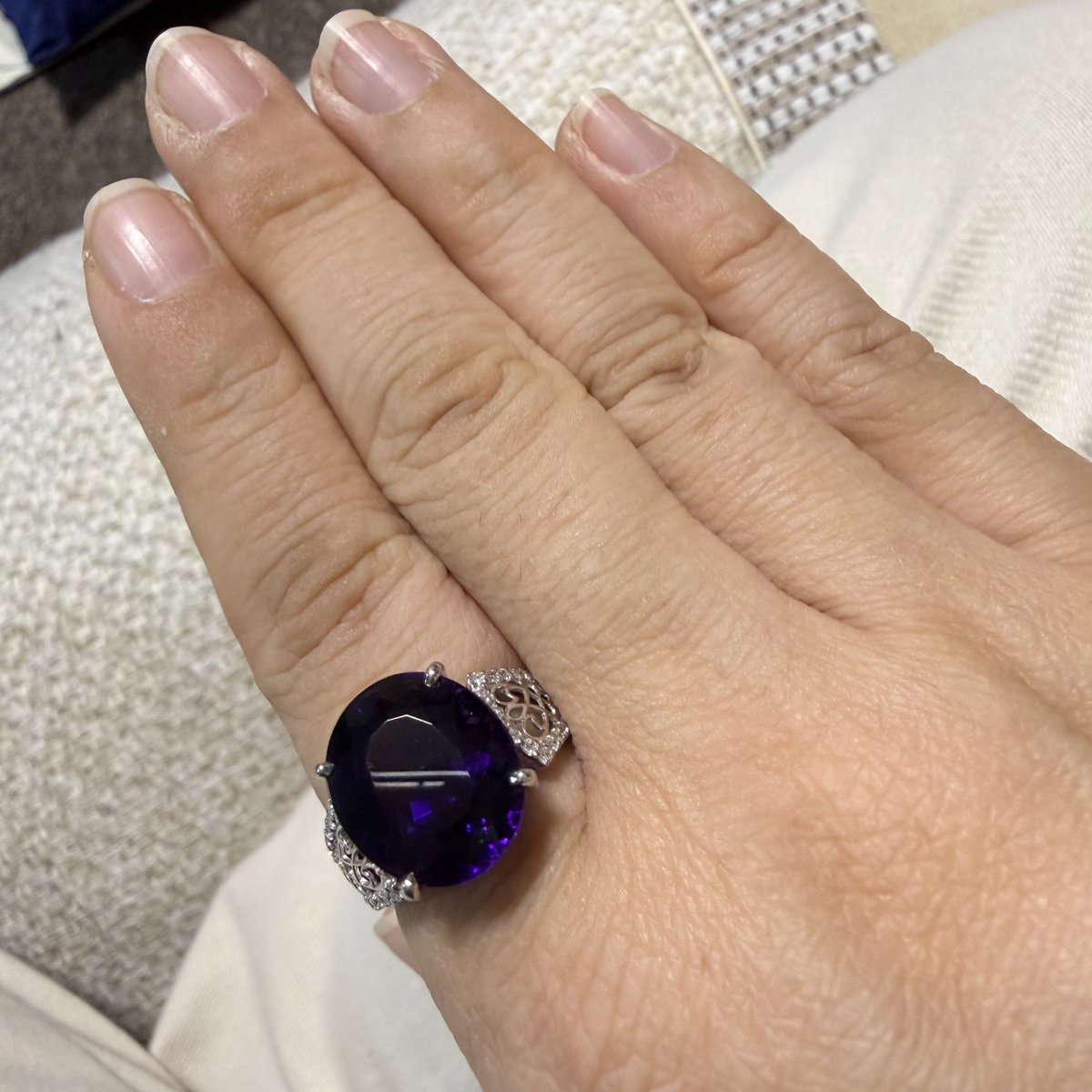 指輪が来ましたー！
前から欲しかった大粒アメジストです。
人差し指用の湯婆婆リングです💍☺️✨
ダイヤもキラキラして嬉しい。