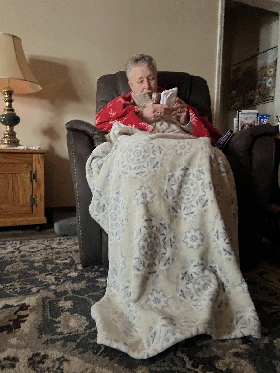 KelseysBees's tweet image. Nothing like cuddling by the fire.