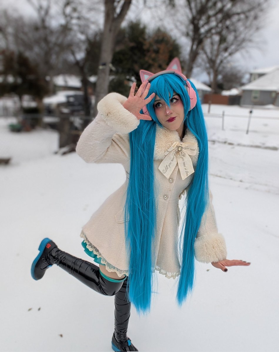 nya_nad's tweet photo. Super-rare snow!! Miku in the snow, but not "Snow Miku"... ❄️☃️🩵
#HatsuneMiku #Dallaska #cosplay https://t.co/7PWtRHPepu