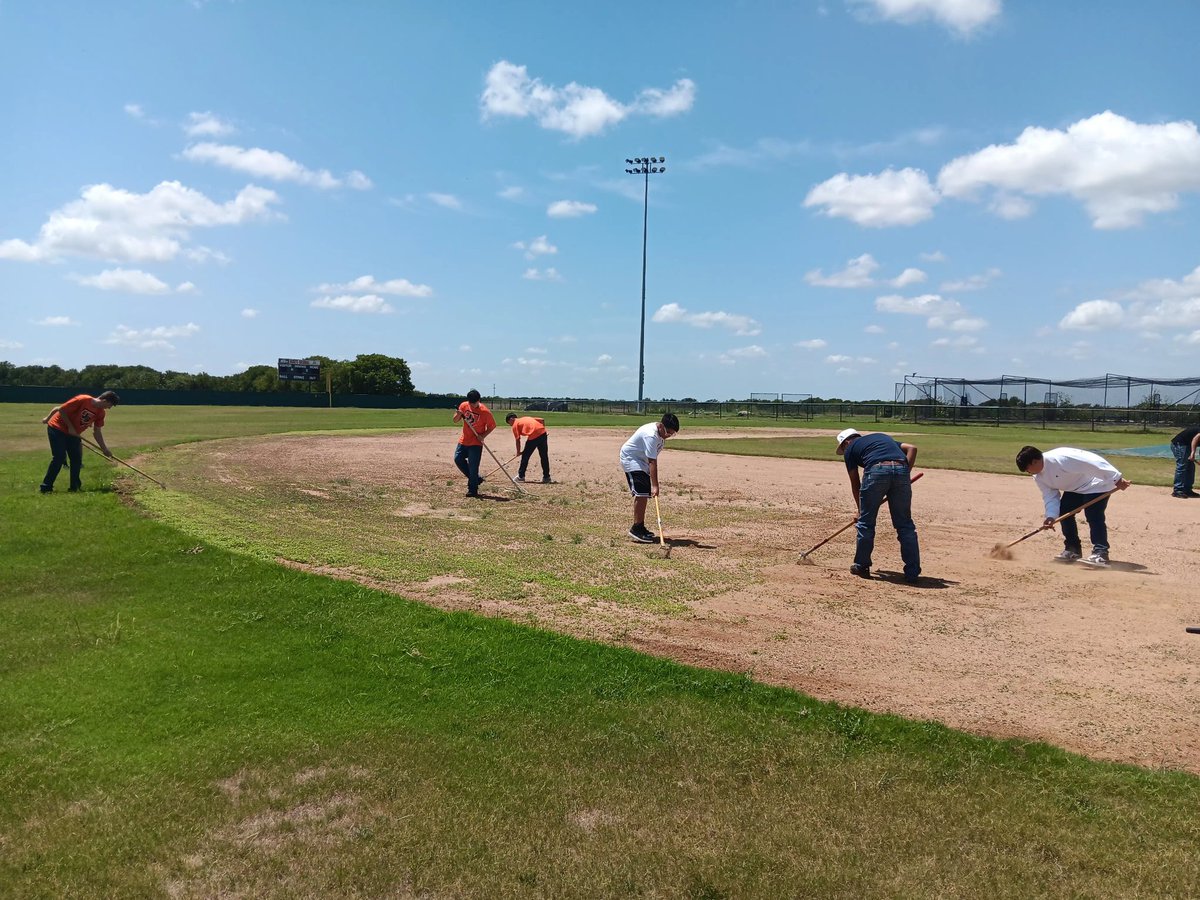 FerrisBaseball_'s tweet photo. Team working hard on the field https://t.co/s5Z9gFuvHw